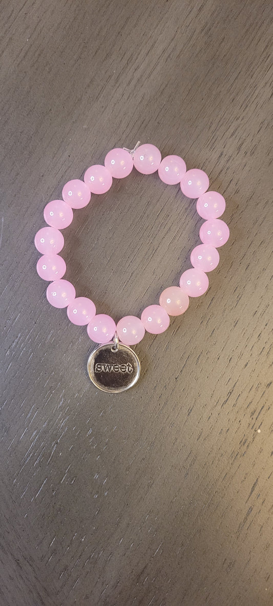 Pink beaded bracelet with/sweet charm