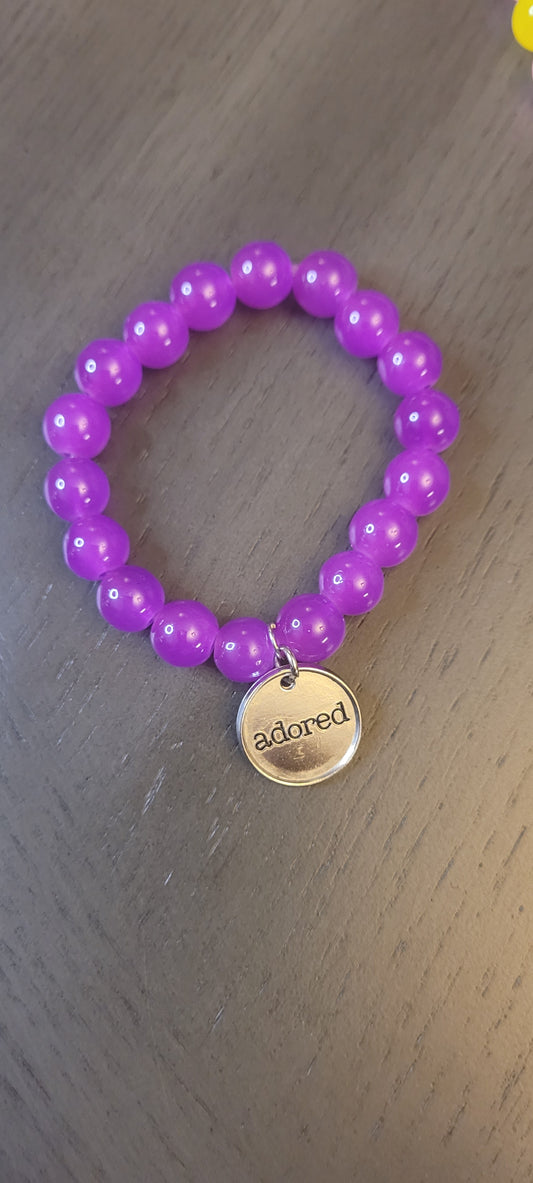 Violet beaded stretch bracelet w/charm